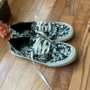 7.5 woman’s size. Vans Reverse Floral Sneakers Excellent Pre-Owned Condition